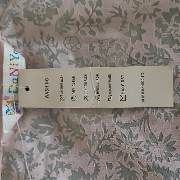 NWT Button Down Ladie's Shirt ❤️ - Picture 5 of 9